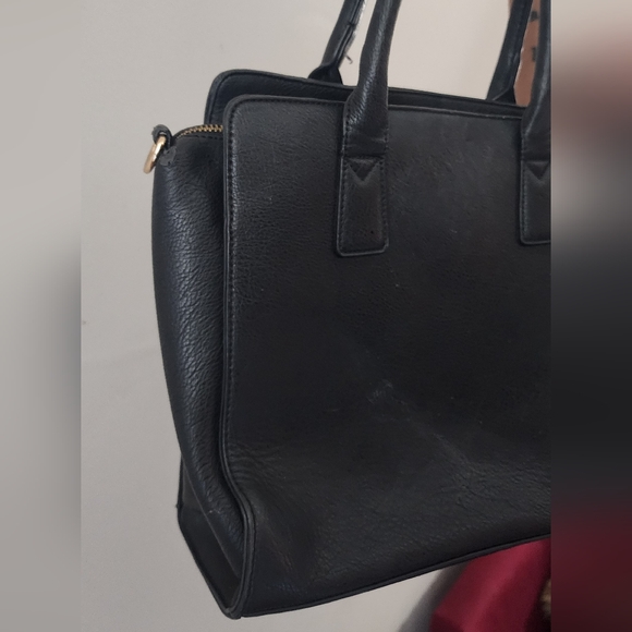 Black Handbag 👛🖤 - Picture 6 of 9